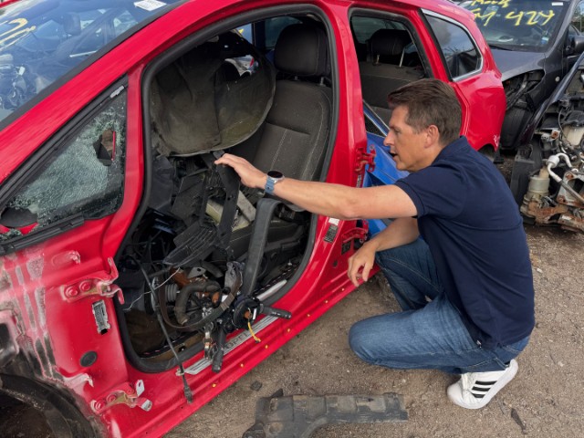 RACE partnerskab om bilplast. Søren Haack undersøger skrottet bil.