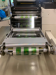 Billedet viser en folie der er designet til at blive trykt p en standard flexografisk trykpresse. Billedet tilhrer Plast og Emballage og m IKKE bruges uden forudgende aftale.