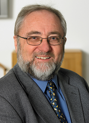 Billedet er et portrtfoto af Sren R. stergaard, der er brugt i Plast og Emballages Medlemsinformation nr. 2-2024 i forbindelse med at han gik p pension